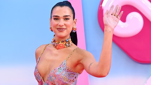 Dua Lipa úgy viseli a bugyiját, ahogy senki, mégis zseniálisan áll neki
