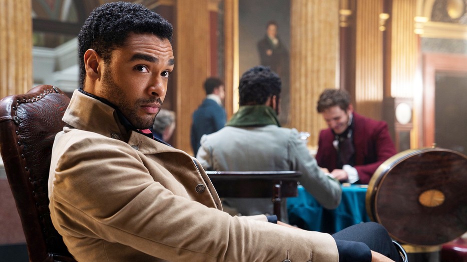 A Bridgertonban érzékeny és megközelíthetetlen, A szürke emberben kegyetlen - Regé-Jean Page végre újabb arcát mutatta meg a Netflix új akciófilmjében