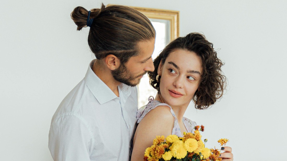 A tartós és boldog házassághoz szükség van a spontán pillanatokra, de egy előre megtervezett program is új lendületet tud vinni a kapcsolatba, aminek illik megadni a módját, akár egy meghitt vacsorával, virágcsokorral, alkalomhoz illő öltözettel