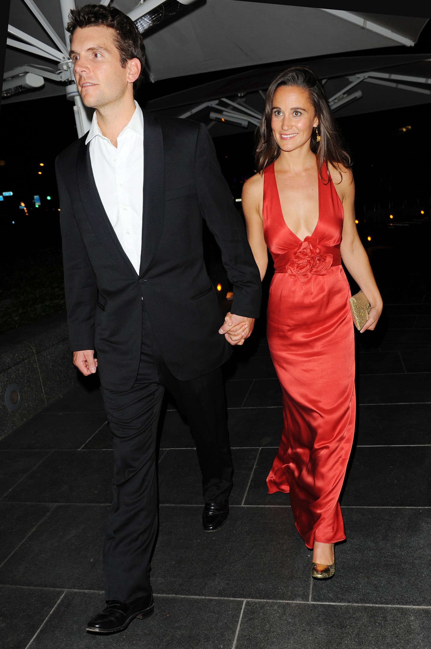 2011-ben is minden szem rászegeződött, amikor ebben a tűzpiros, mélyen dekoltált estélyiben érkezett meg egy londoni bálra. 