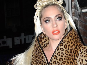 Bizarr! Lady Gaga-t mintha elnyelte volna ez a furcsa párducmintás kabát!