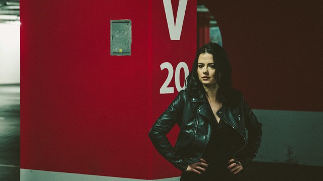 KLIPPREMIER! Lola erotikus kortárstánccal mutatja be új dalát!