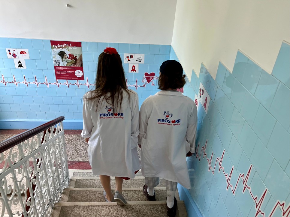 Egy bohócdoktor nem egyedül viszi a műszakot, általában párban dolgoznak