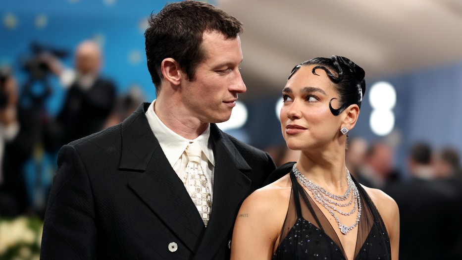 NYITO Dua Lipa az évek során számos emlékezetes Met-gála bevonulást mutatott már be, viszont idén vőlegényével, Callum Turner-rel az oldalán sétált fel a lépcsőn