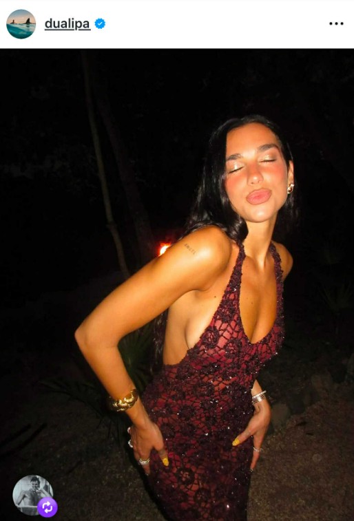 Dua Lipa egy feltűnő meztelenruhában, melltartó nélkül bulizott