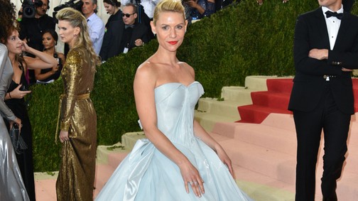 Claire Danes ruhája felgyúlt a Met gálán!