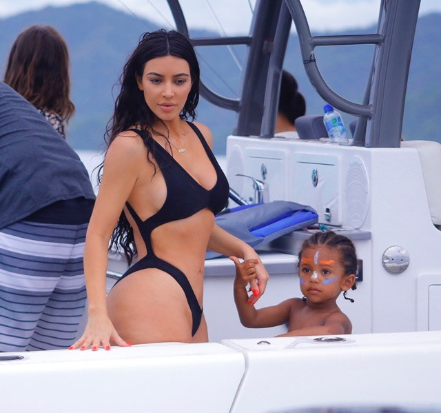 Kim Kardashian trikiniben