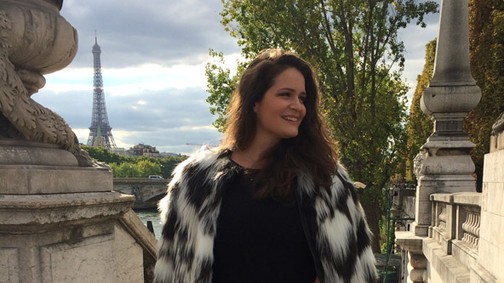 A tökéletes kis feketében bárhova vihet a párizsi éjszaka