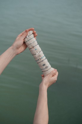 "Ha valaki ránéz, csak egy apró fémdarabot lát, ami megcsillan valaki csuklóján, de aki viseli, annak lehet, hogy egy életen átívelő jelentés és történet"