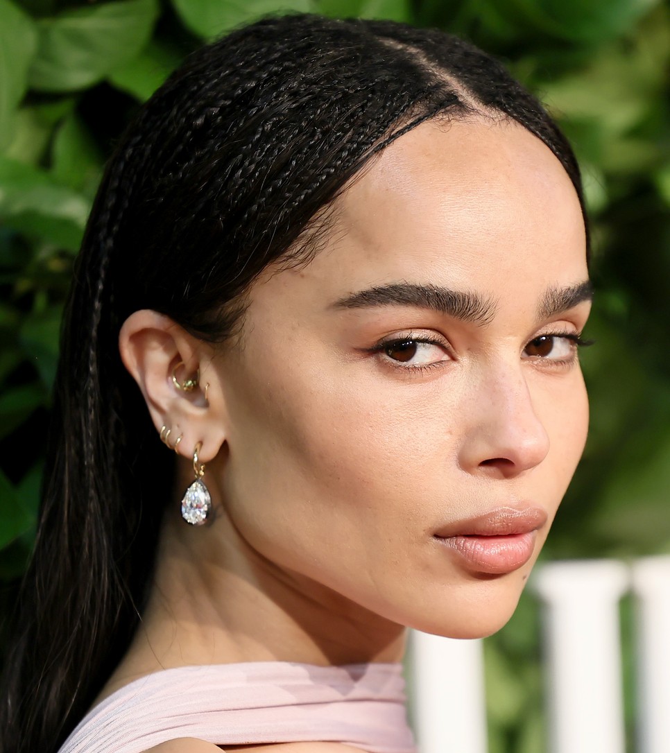 Zoë Kravitz időtlen megjelenése minden alkalomra tökéletes