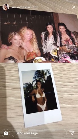 Kourtney és Kim ekkor még egyáltalán nem voltak híresek, de Kim már itt is tudta, hogyan kell viselni a fürdőrucit!