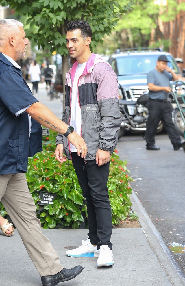 Ritkán látni ennyire jól öltözött pasit, mint Joe Jonas