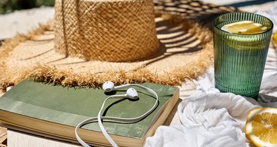 Szentesitől Vámosig: 6 zseniális magyar könyv, amit érdemes 2024-ben magaddal vinned a nyaralásra