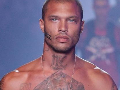 A ex-elítélt és a milliárdosnő félpucér fotóval tetté hivatalossá kapcsolatukat! 