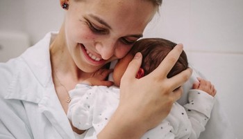 Tantárgy lett abból, ahogy szegedi egyetemisták a magukra hagyott újszülötteken segítenek