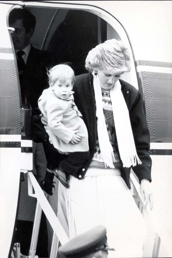 Harry herceg 18 hónaposan érkezett első hivatalos megjelenésére édesanyjával.