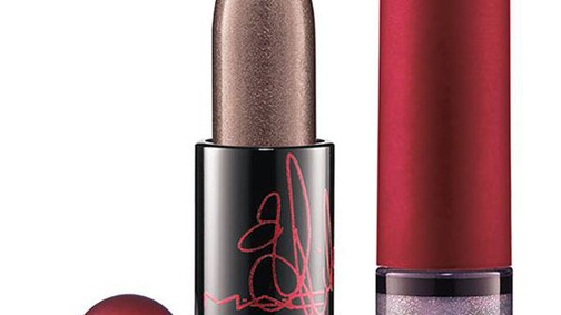 Neonzöld hajjal viseld Rihanna új MAC rúzsát!