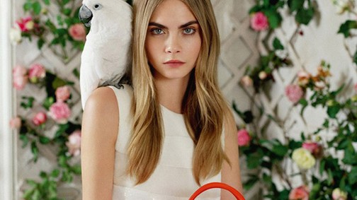 Angol teadélutánra invitál Cara Delevingne és a Mulberry