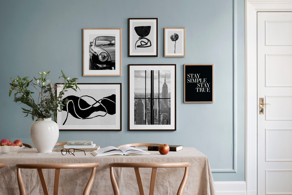 Visszafogott színek fekete-fehér képekkel kiegészítve