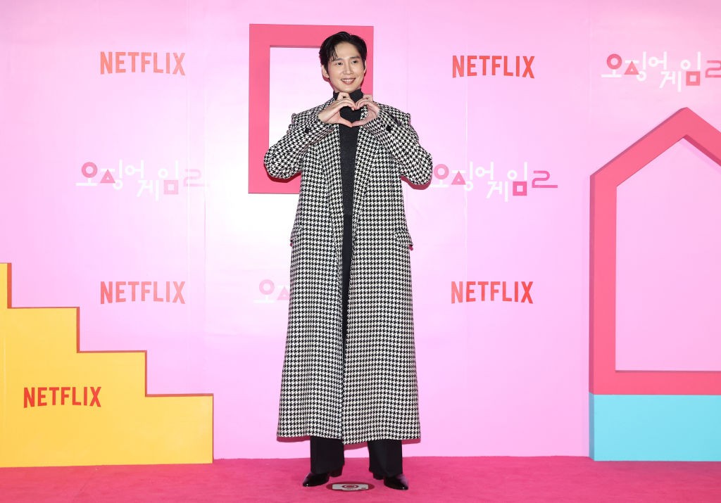 Park Sung-hoon Hyun-ju (120-as játékos), egy transz nő bőrébe bújt a sorozat kedvéért, aki azért nevezett be a játékra, hogy elég pénzt szerezhessen a rá váró műtétekre.