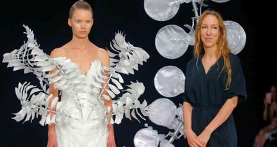 Művészet, divat, technológia és slow fashion: Iris van Herpen diktálja a legújabb trendeket