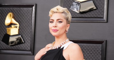 A húsruha már a múlté: Lady Gaga az elegancia megtestesítője a Grammy-gálán