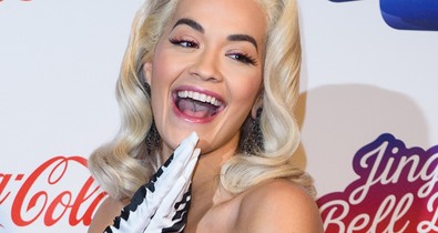 Megkönnyeztünk! Rita Ora és Idris Elba Mikulásnak öltözve mentek a gyermekkórházakba