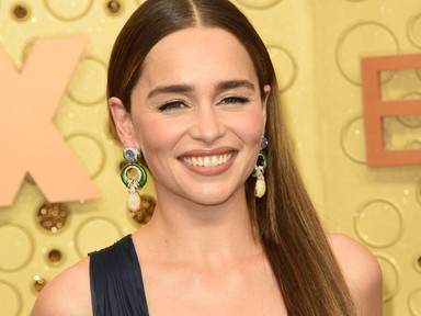 Emilia Clarke köldökig dekoltált ruhában gálázott az Emmy-n