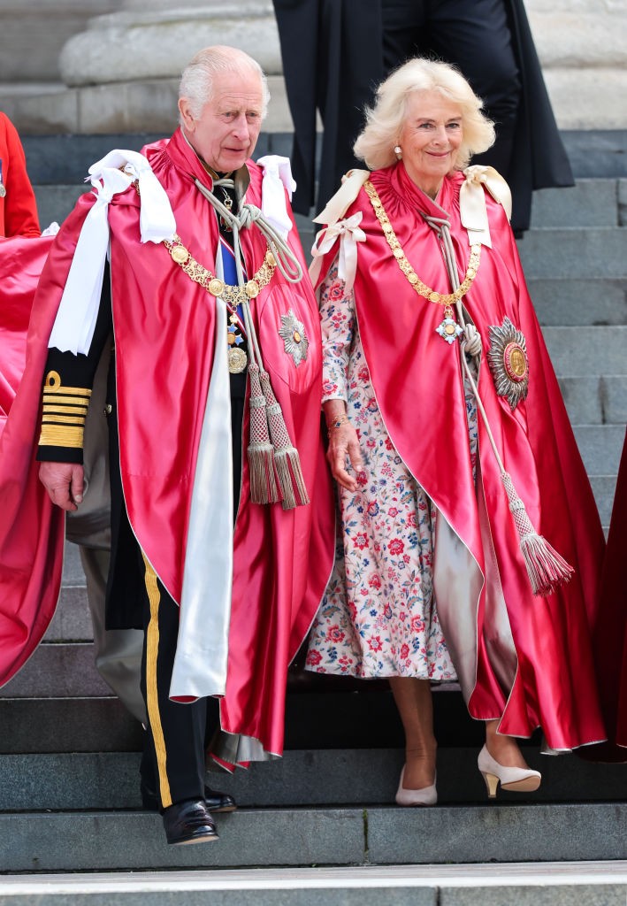 2024 májusában Kamilla királyné csatlakozott III. Károly királyhoz a Brit Birodalom Rendjének ünnepségén. A rangos esemény pompájának részeként Kamilla és Károly bíborvörös szaténpalástot viseltek. Egy királyi megfigyelő szerint azonban Kamilla nem viselte olyan méltósággal a palástot, ahogy azt korábban Erzsébet királynőtől megszokhattuk. Amikor sétált, a palást eleje félrelibbent, felfedve a feltűnő, virágmintás ruháját. Bár a kreációt Fiona Clare tervezte, néhány kritikus szerint inkább hálóingre hasonlított. Mások magát, a palástot, és annak gyűrődését kritizálták. „Miért nem ment el ruhapróbára?! Úgy néz ki, mint egy összecsapott halloweeni jelmez” – írta egy fehasználó az X-en.