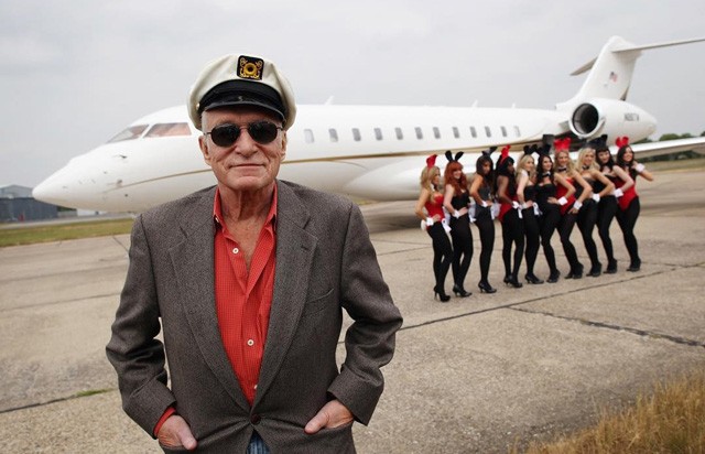 Nem fogod elhinni, ki mellé temetik el Hugh Hefnert!