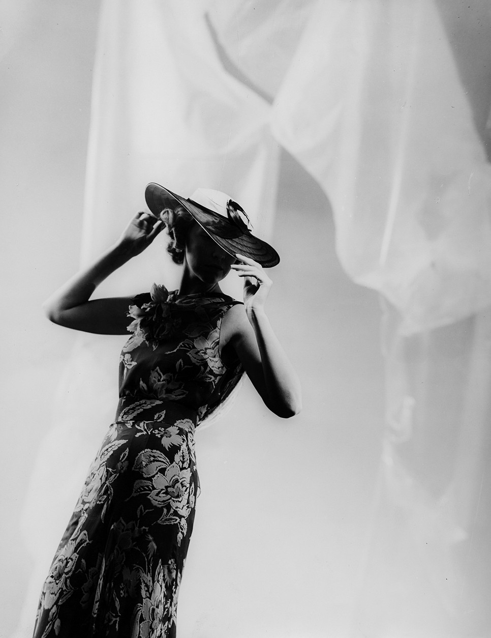 Santhó Imre: Divatfotó az 1930-as évekből. A magyar származású fotográfus különleges fény-árnyék kompozíciói és elegáns nőábrázolásai a modern nőiesség szimbólumává váltak. © Museum für Kunst und Gewerbe Hamburg / Capa Központ, 2025.