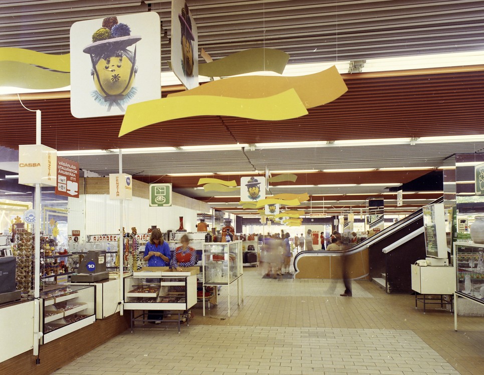 Blaha Lujza tér, Corvin Áruház, 1977-ben.