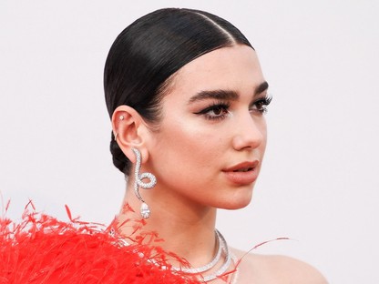 Elképesztő: a rajongók szerint Dua Lipa retusálta a gyerekkori képeit