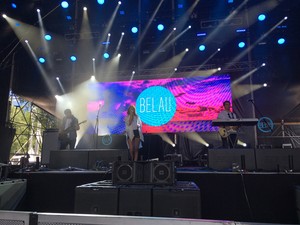 A Belau zenéjével nyaralni visz