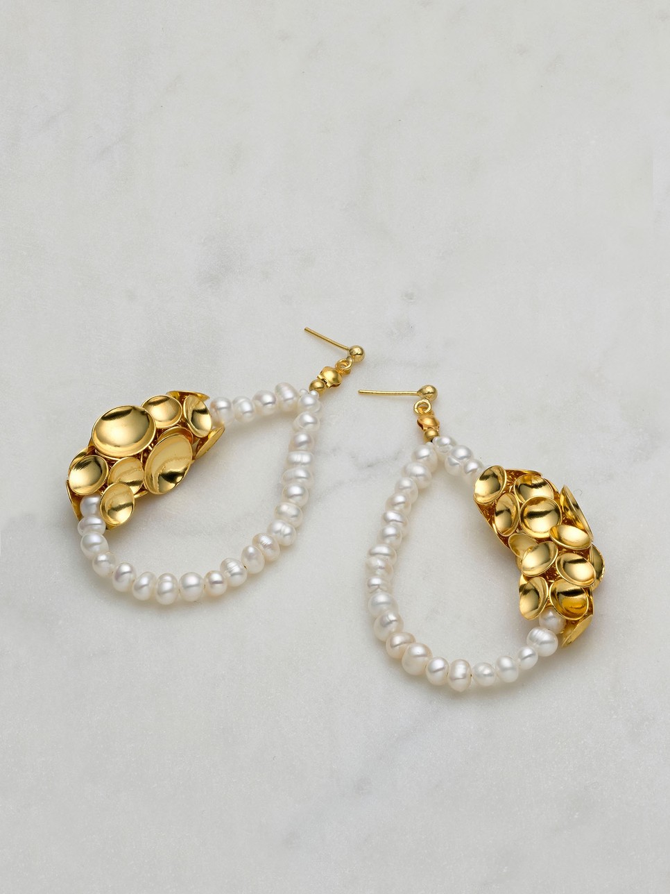 A Giséle Chandelier fülbevaló az Eva Reményi egyik legizgalmasabb darabja