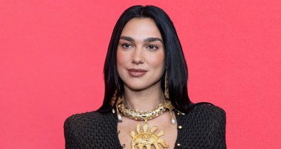 Dua Lipa csipkés melltartóban indult bulizni, alig takarta valami a testét