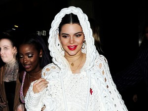 Na, ne! Ez már tényleg sok! Aranyfoggal menőzik Kendall Jenner