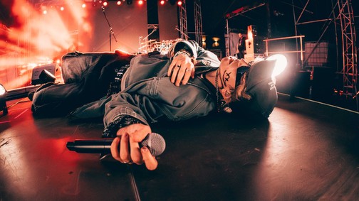 Jegyezd meg ezt a nevet, mert az ő dalait fogod legközelebb dúdolni, és egy rejtélyt is megfejthetsz