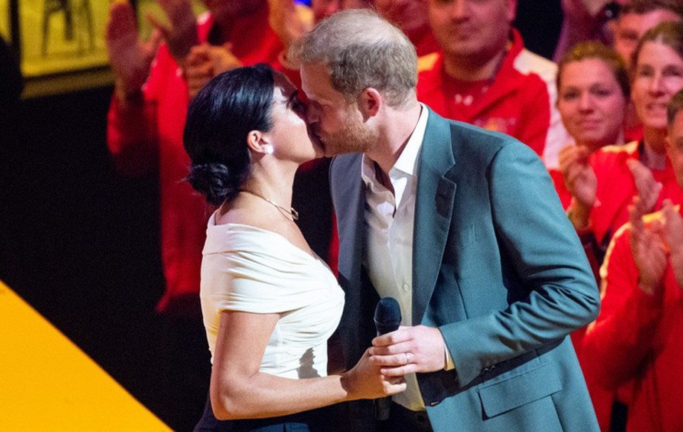  Harry herceg és Meghan a színpadon váltottak csókot