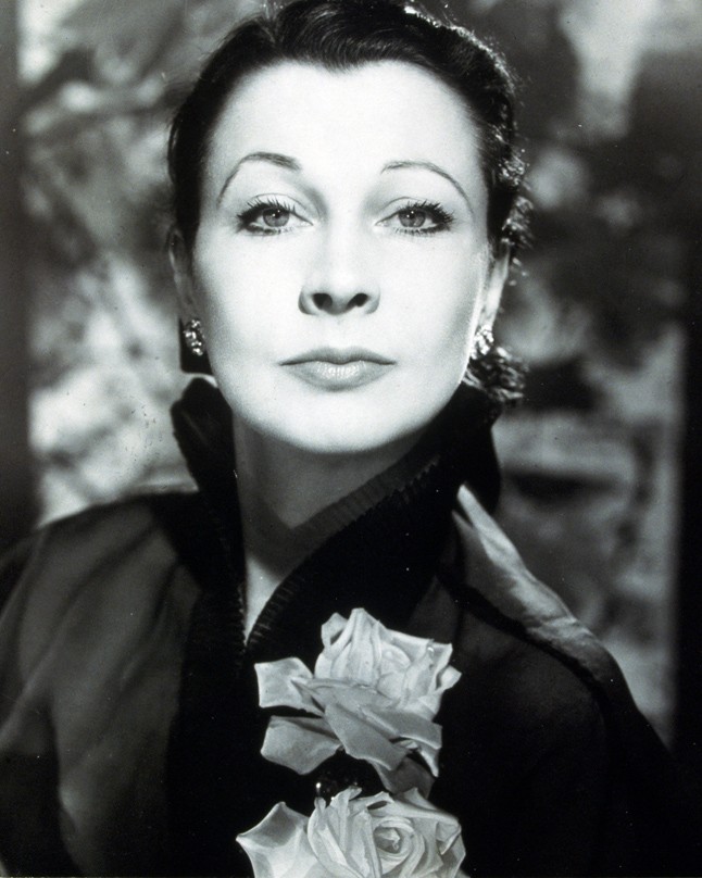 A telt ajkak mindig a tökéletes szépség alapkövei voltak. Vivien Leigh pont ezért érezte frusztrálónak vékony alsó ajkait. A problémát azzal küszöbölte ki, hogy sminkelésnél a szája kontúr vonalát a valódi vonalon kívül húzta meg. Ezáltal az alsó ajka is vastagabbnak tűnt. 