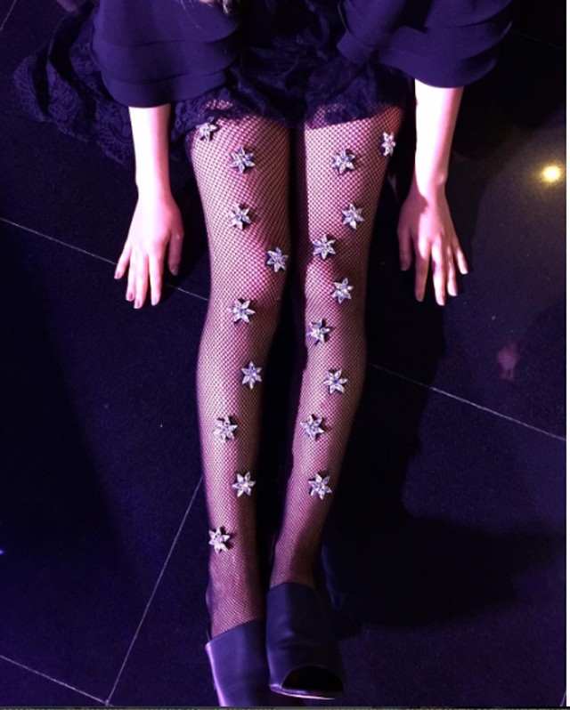 Ez a lány gyönyörűen kidíszíti a harisnyáit és már a legnagyobb sztárok is rajonganak érte