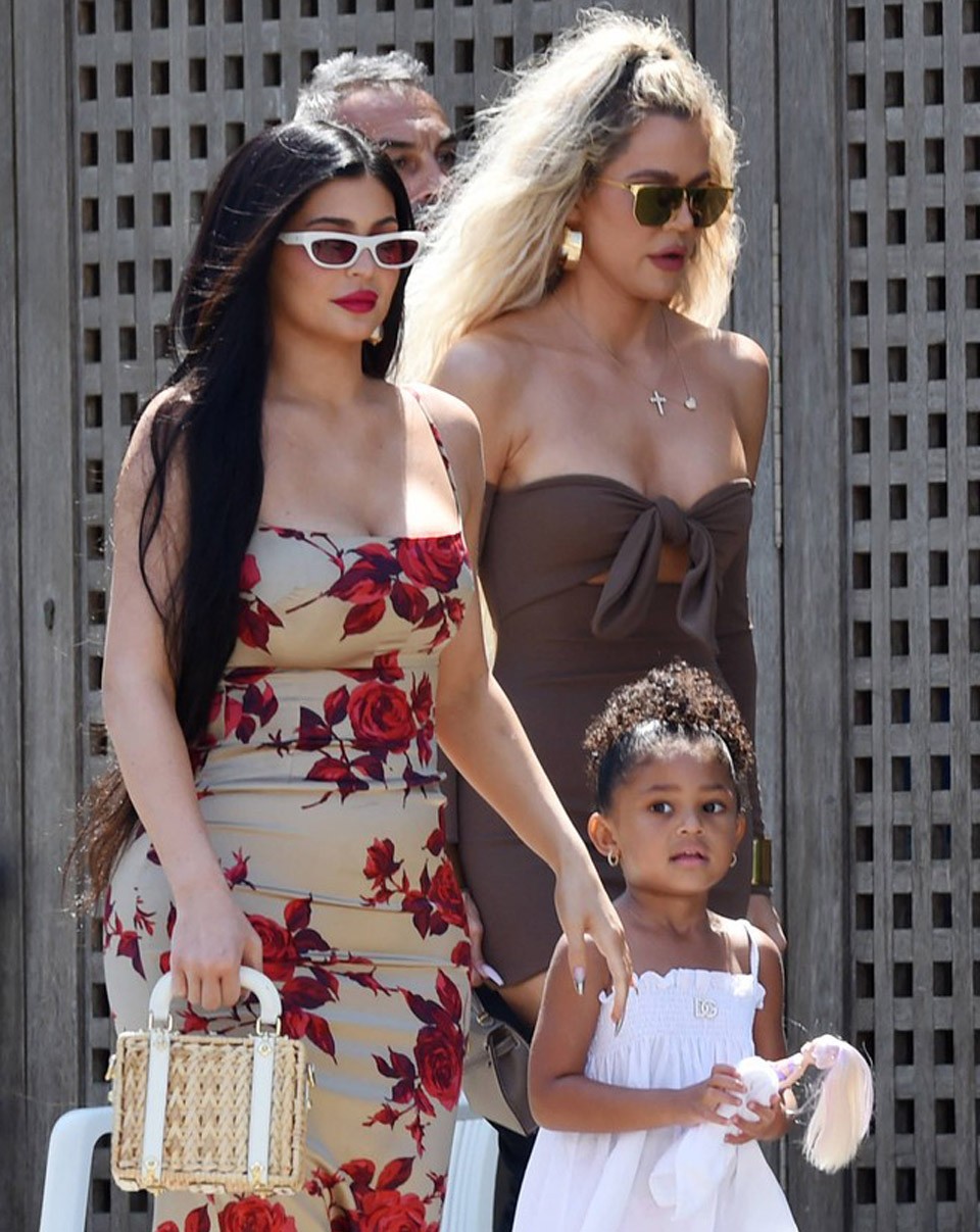  Kylie Jenner, a nővére Khloé és lánya Stormi, talán kislány kezében lévő babát hívják igazából Coconutnak