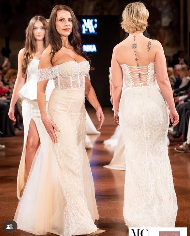 „Csodálatos és hihetetlen érzés volt, hogy bármerre léptem, a vakuk folyamatosan villogtak, a fotósok és újságírók minden mozdulatomat megörökítették. Hihetetlen volt, hogy én ott vagyok 47 évesen. Hálás vagyok az élmény minden pillanatáért” - írta Kriszta az Instagram-bejegyzésében. 