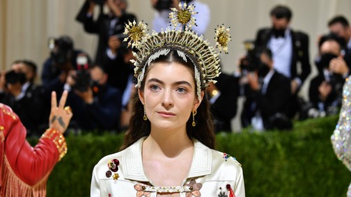 Hajsál? Lorde meglepő kiegészítővel lépett a vörös szőnyegre