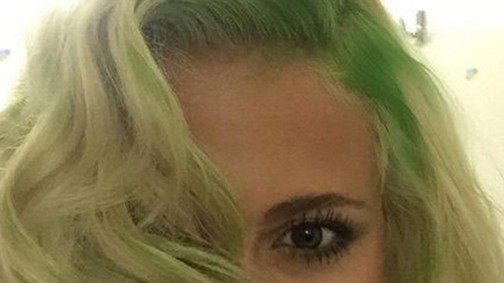 Valószínűtlen hajszínre váltott a szőke popsztár