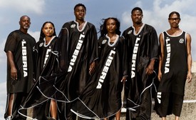 Kisebb nyilvánosságot kapott, hogy az amerikai-libériai tervező Telfar másodszor tervezhette meg Libéria formaruháját. Pedig a végeredmény elég menő lett. Idén a tervező fekete mez stílusú köpenyeket készített a sportolók számára fehér részletekkel.