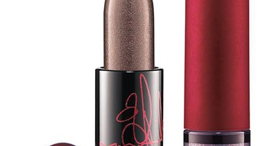 Neonzöld hajjal viseld Rihanna új MAC rúzsát!