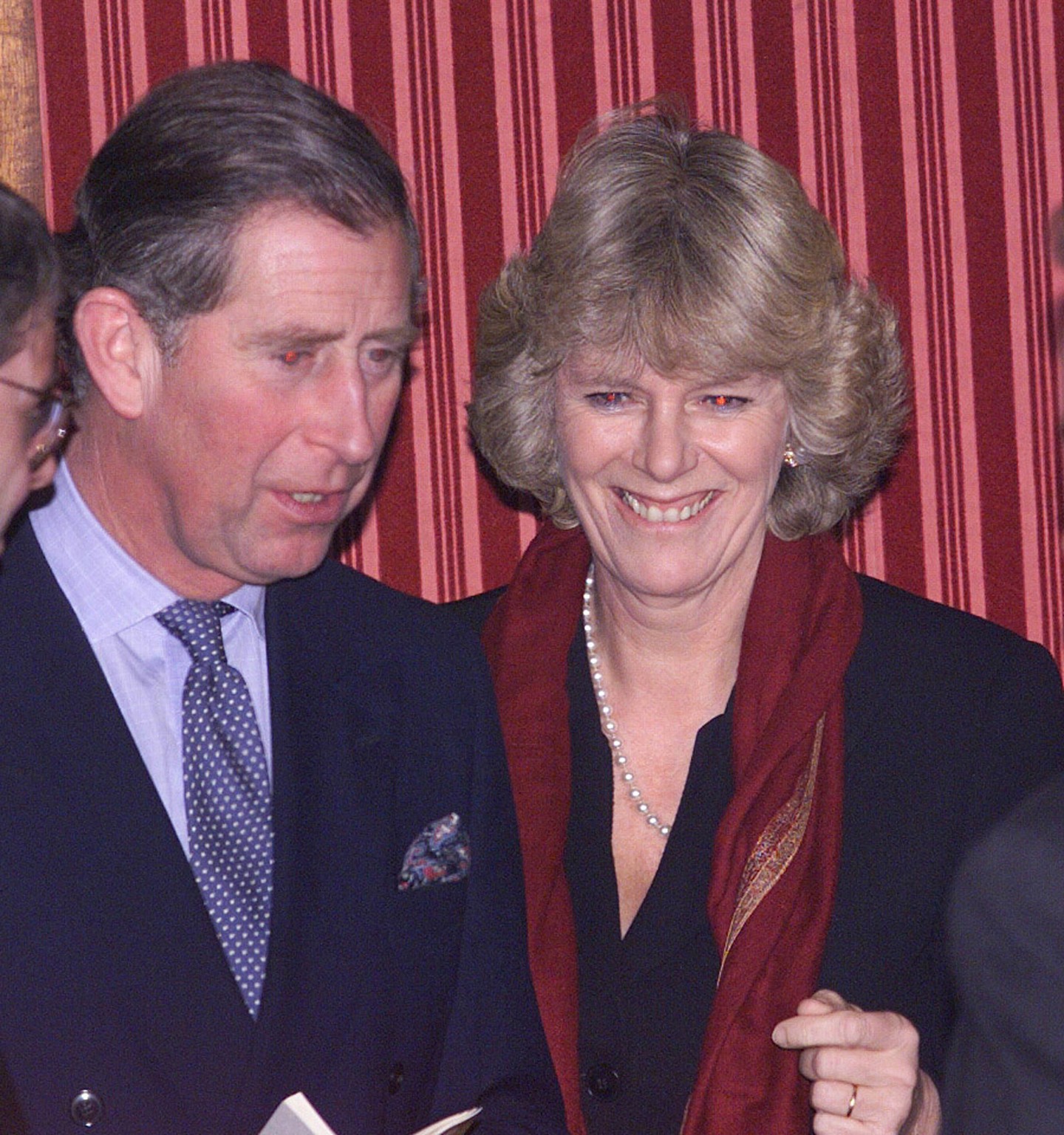 Károly herceg és Kamilla 2000-ben a Queen's Theatre-ben Londonban. A pár kapcsolata a nehézségek ellenére is megingathatatlan, jövőre lesz a 20. házassági évfordulójuk.