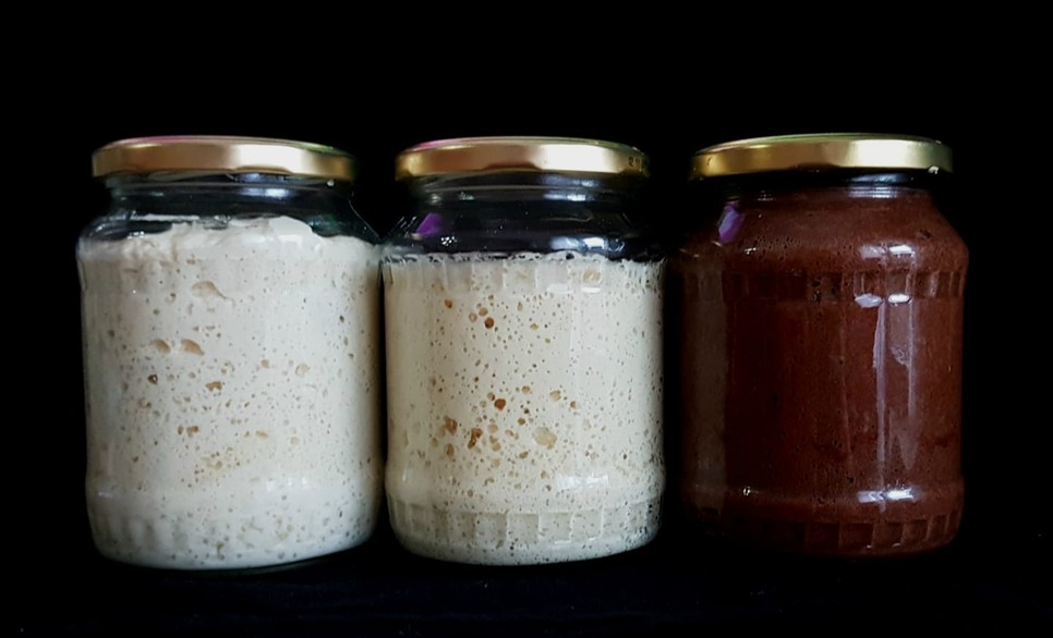 A kovász etetése: liszt és víz keverékével naponta életben tarthatjuk az erjesztési folyamatot.