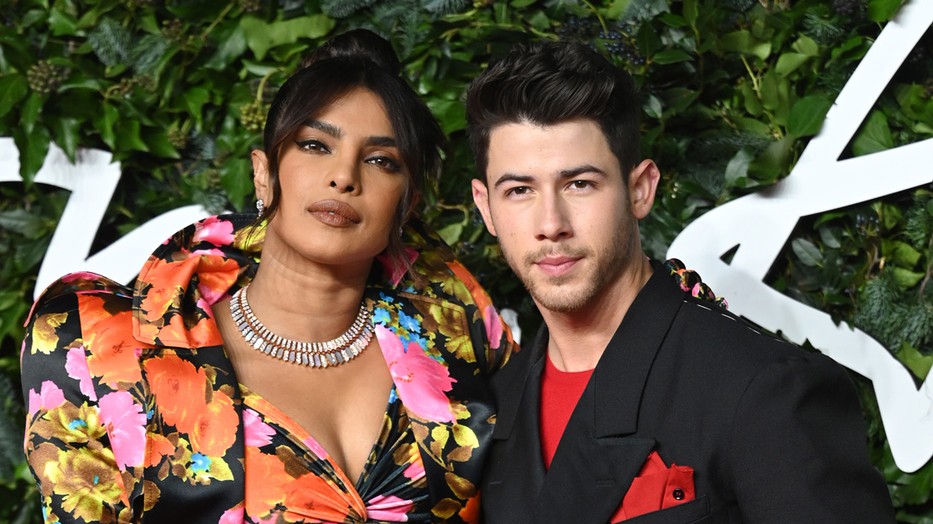  Priyanka Copra és Nick Jonas kislánya béranya segítségével született